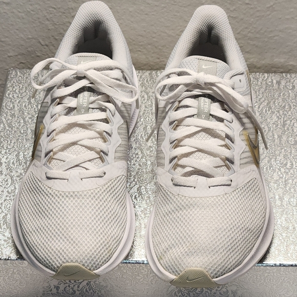 NIKE WOMEN'S Size 8 1/2 White and Gold Running Shoes - Picture 3 of 9